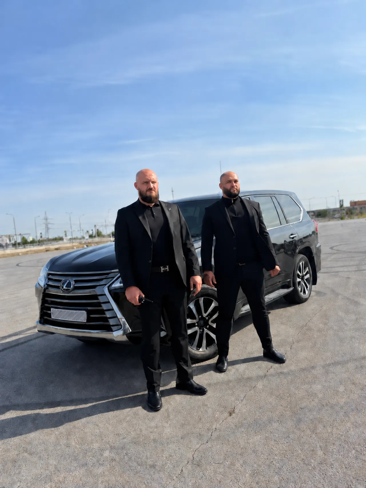 Сотрудники ЧОП «Кодекс» рядом с автомобилем