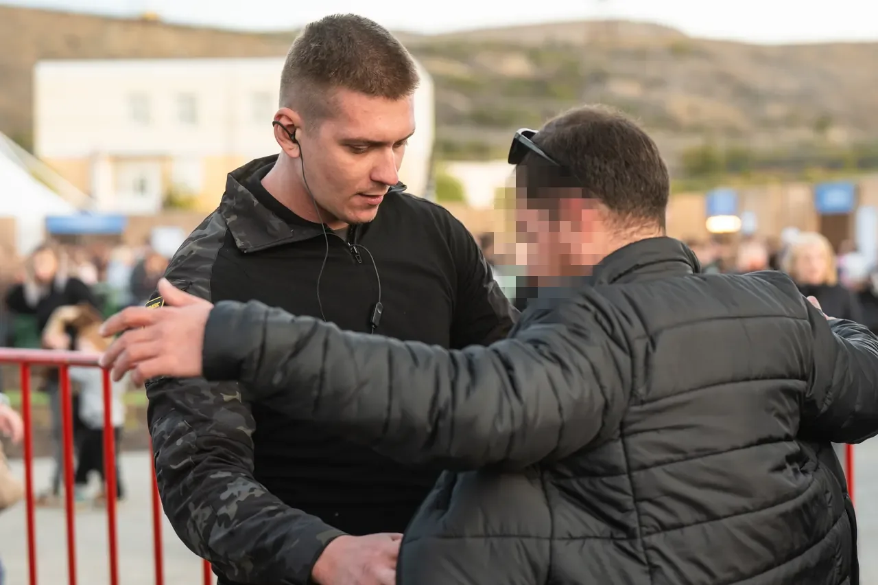 Сотрудник ЧОП КОДЕКС обеспечивает досмотровые мероприятия на входе